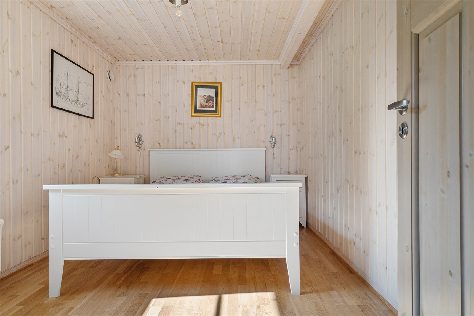 Fritidsboligen har tre lyse soverom, fordelt med to i første etasje og ett i loftsetasjen. Galleribilde