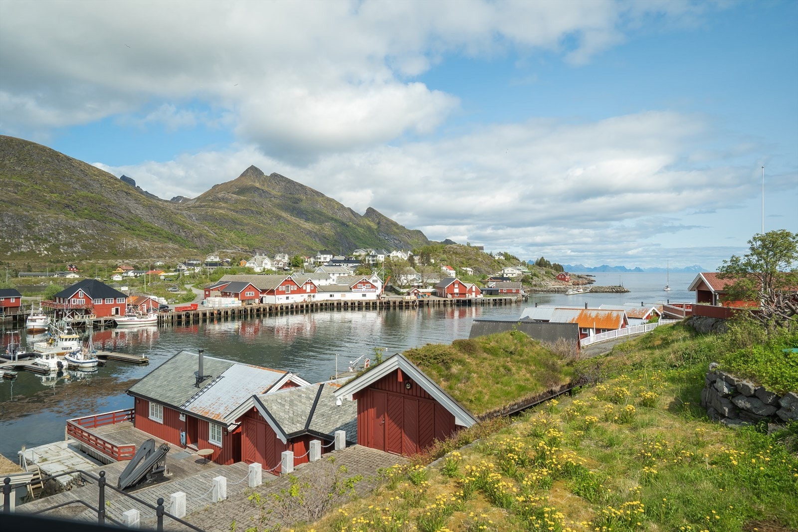Sørvågen er et levende fiskevær med lange tradisjoner, og stedet byr på pur sommeridyll med bading, båtliv og fiske. Galleribilde