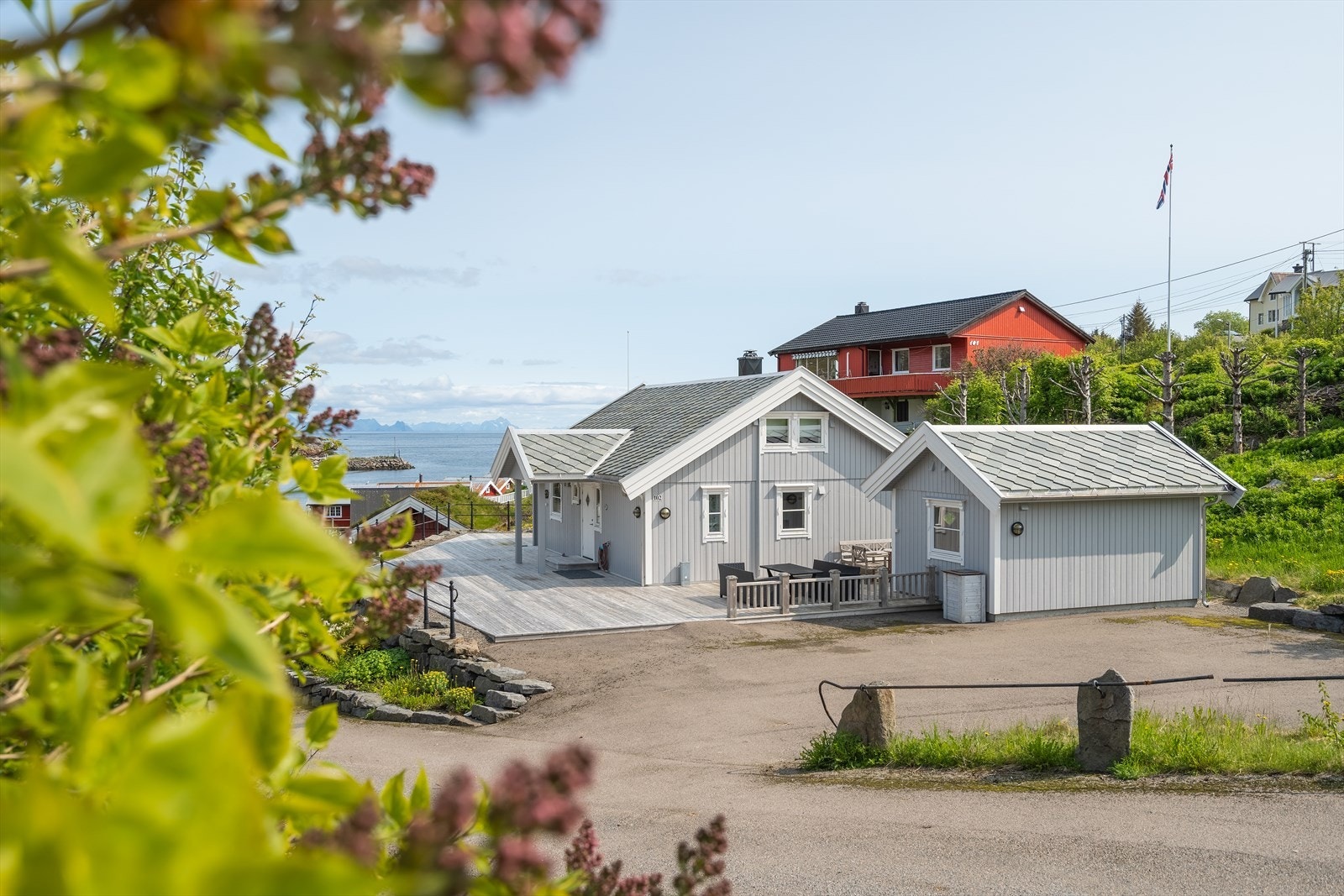 Velkommen til vakre Lofoten og en svært gjennomført eiendom av høy kvalitet. Galleribilde