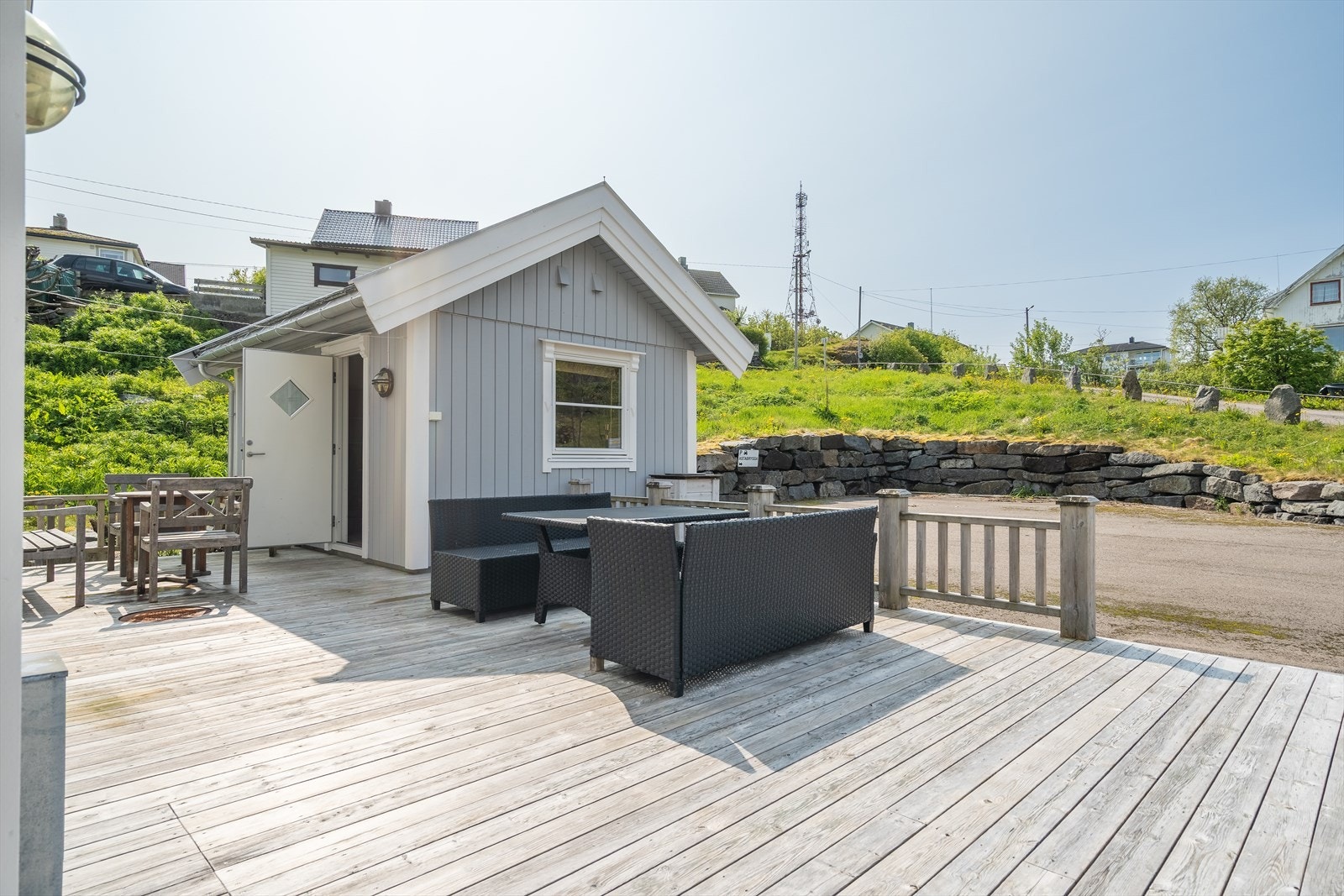 Den store terrassen binder fritidsboligen sammen med et hendig anneks. Galleribilde