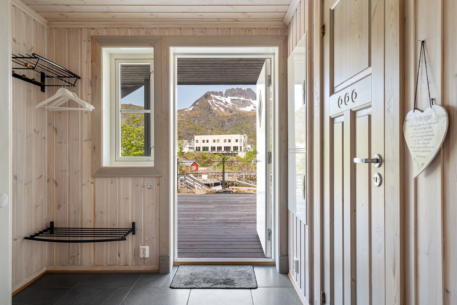 På eiendommen står det en flott fritidsbolig, oppført over to etasjer i 2010. Galleribilde