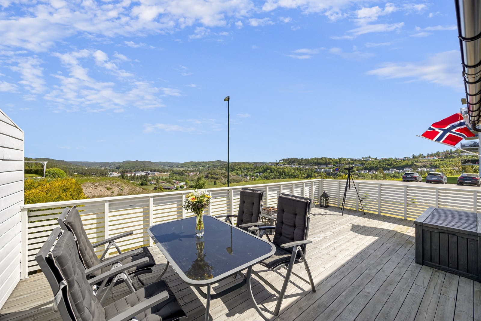 Eiendommen ligger fantastisk til med sol fra morgen til kveld. Galleribilde