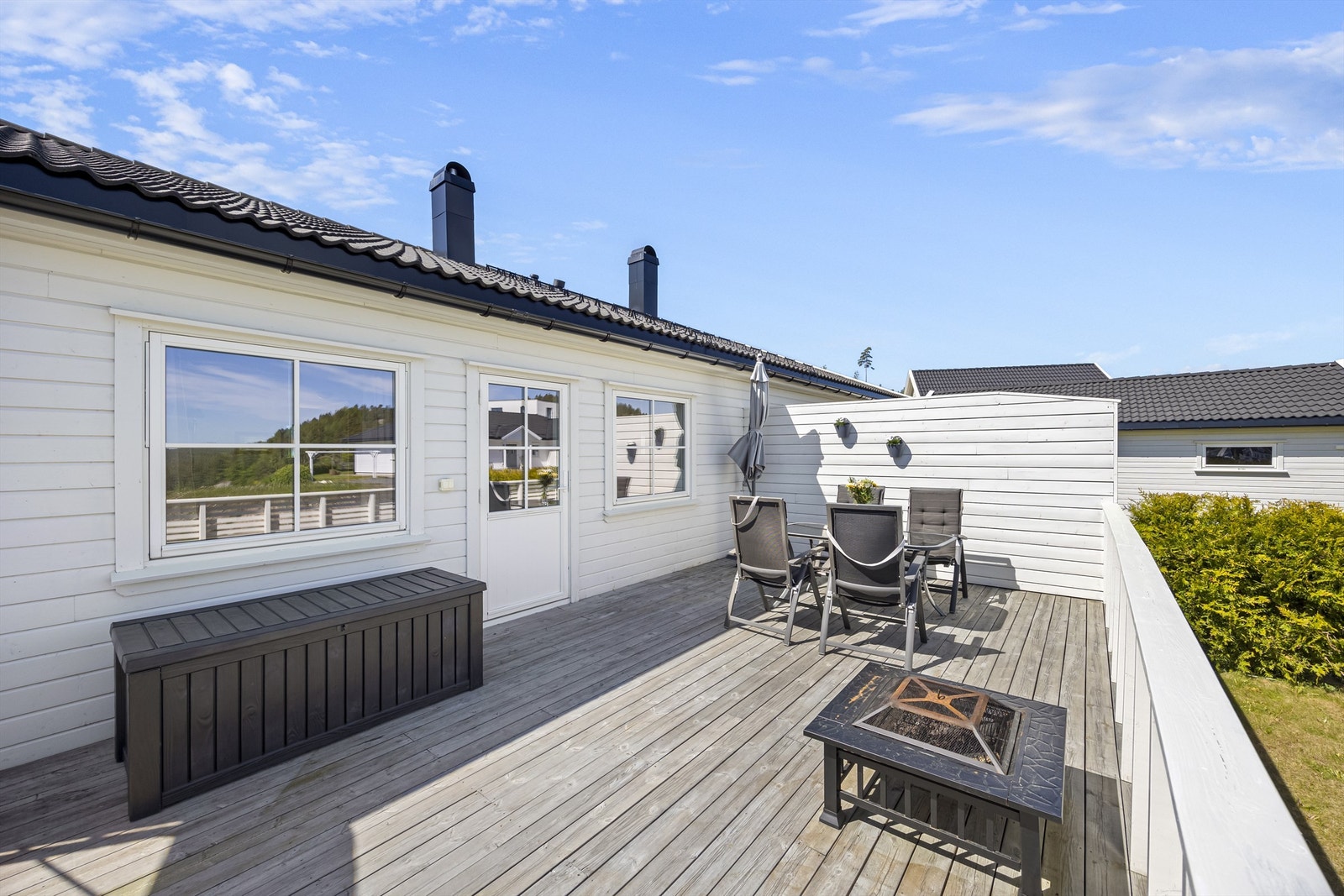 Terrasse på begge sider, på fremsiden kommer morgensola. Galleribilde