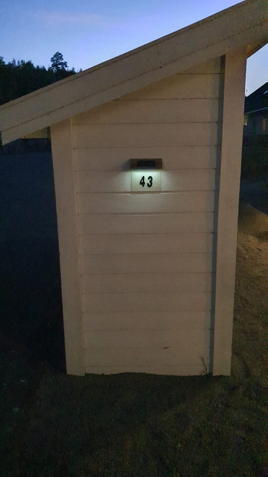 Det er montert utebelysning på eiendommen. Galleribilde