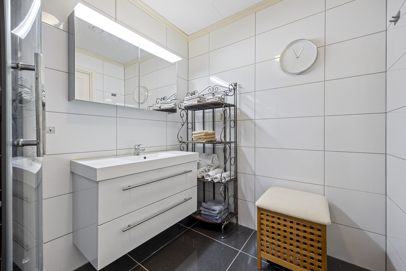 Baderom - Speil med lys og fin servant Galleribilde