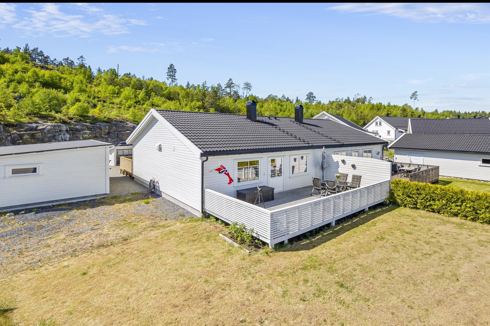 Boligen ligger helt i endes og er velholdt med fine utearealer. Galleribilde