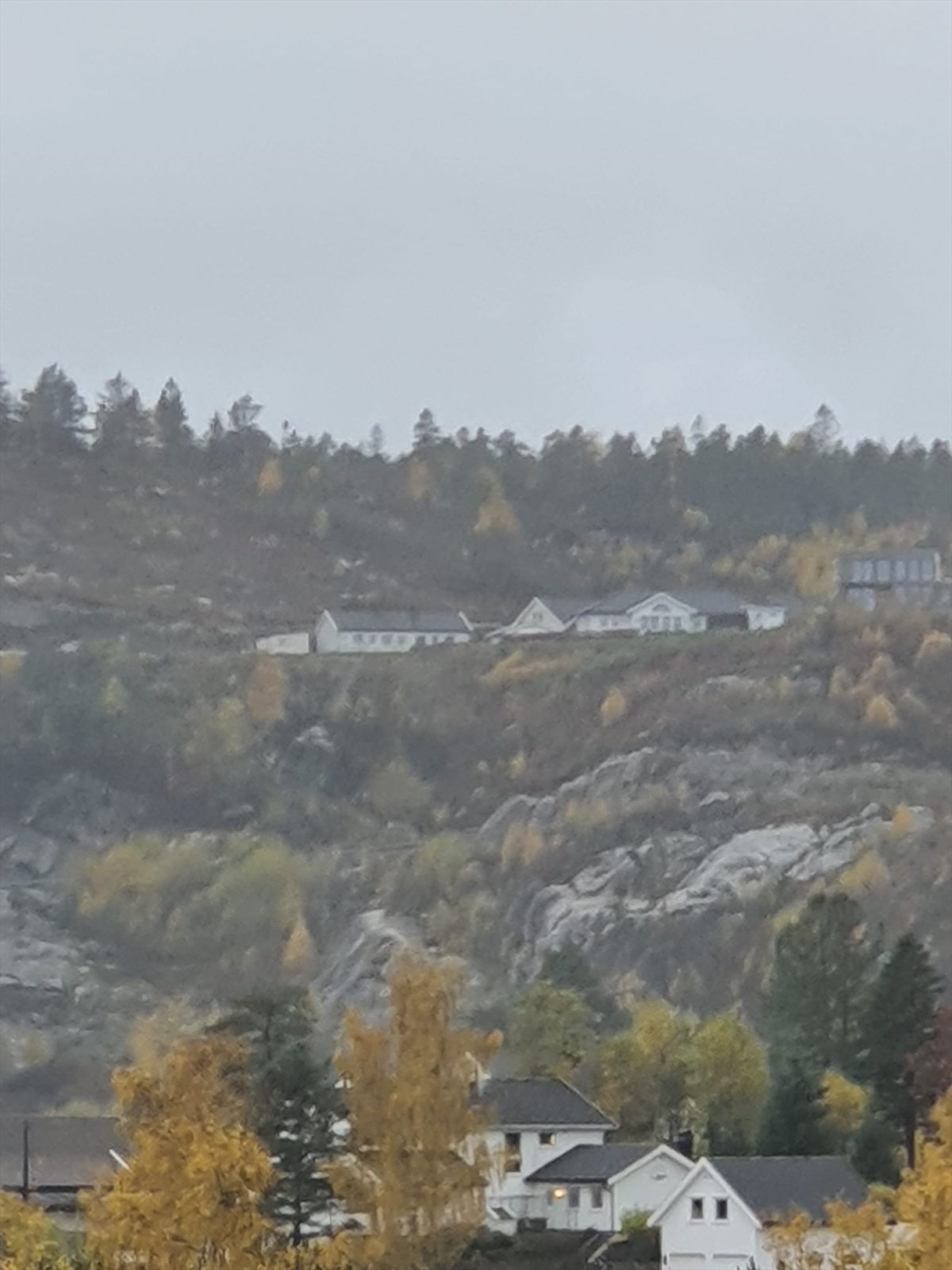 Eiendommen sett fra Frolandia (zoomet inn) Galleribilde