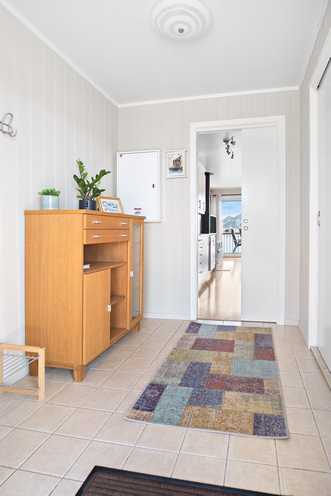 Inngangsparti med flislagt gulv og varmekabler Galleribilde