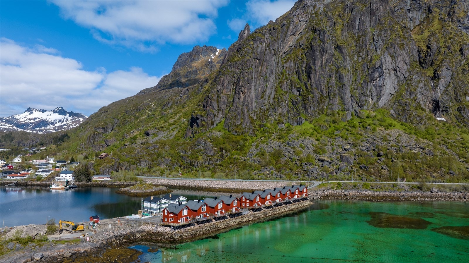 Dronefoto - Med Svolværgeita i bakgrunnen Galleribilde