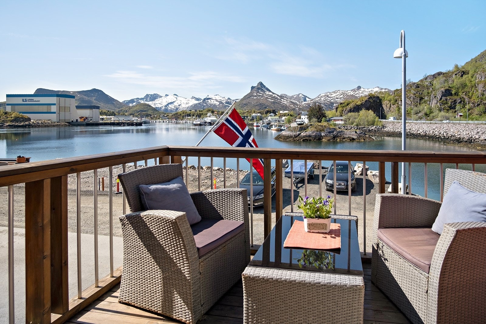 På balkongen i 2. etasje er det kveldssol og også fin utsikt Galleribilde