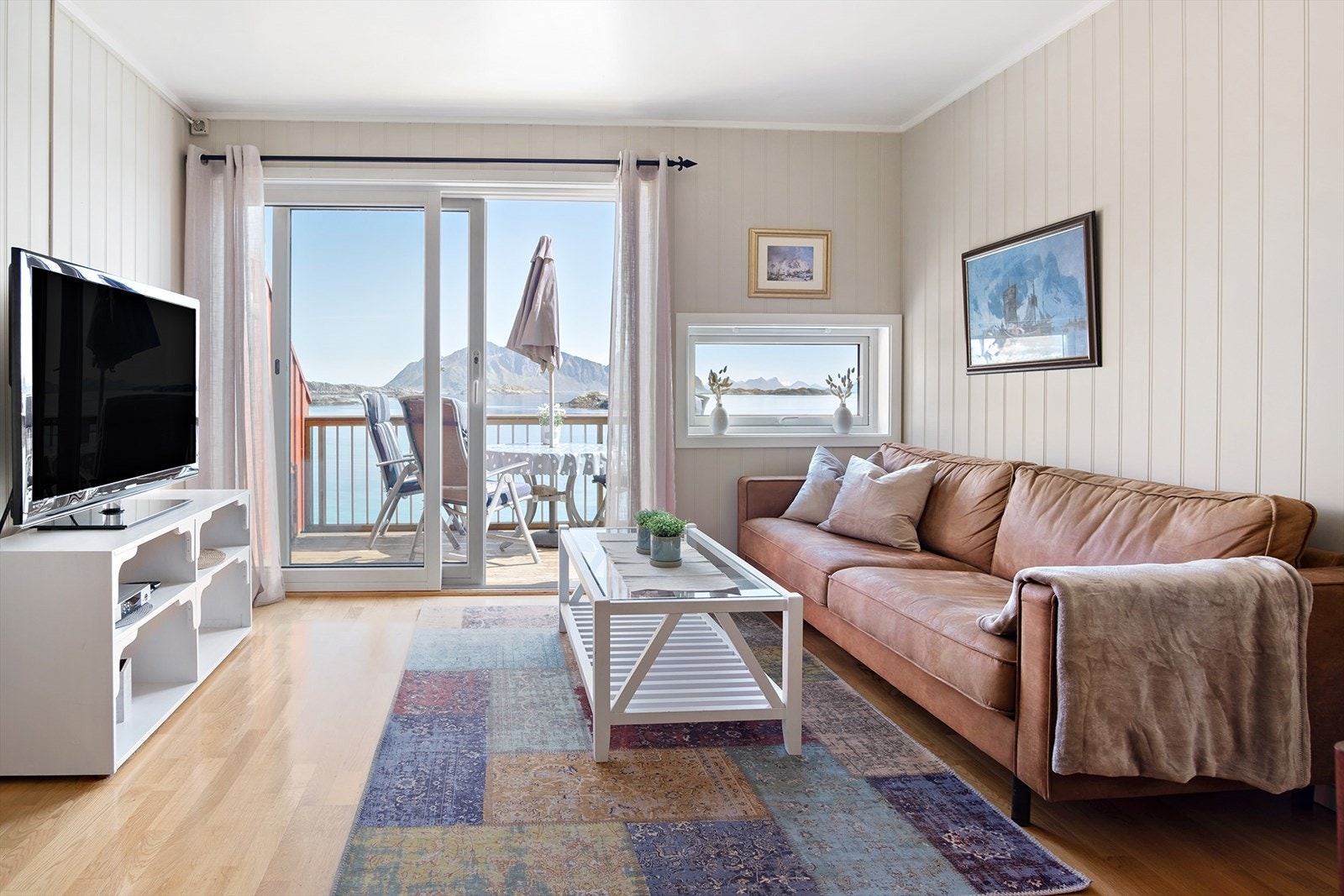 Fra stuen er det utgang til østvendt terrasse Galleribilde