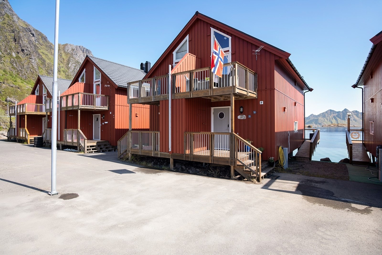 Eiendommen er en halvpart av vertikaldelt tomannsbolig. Det er enheten til høyre som selges. Galleribilde