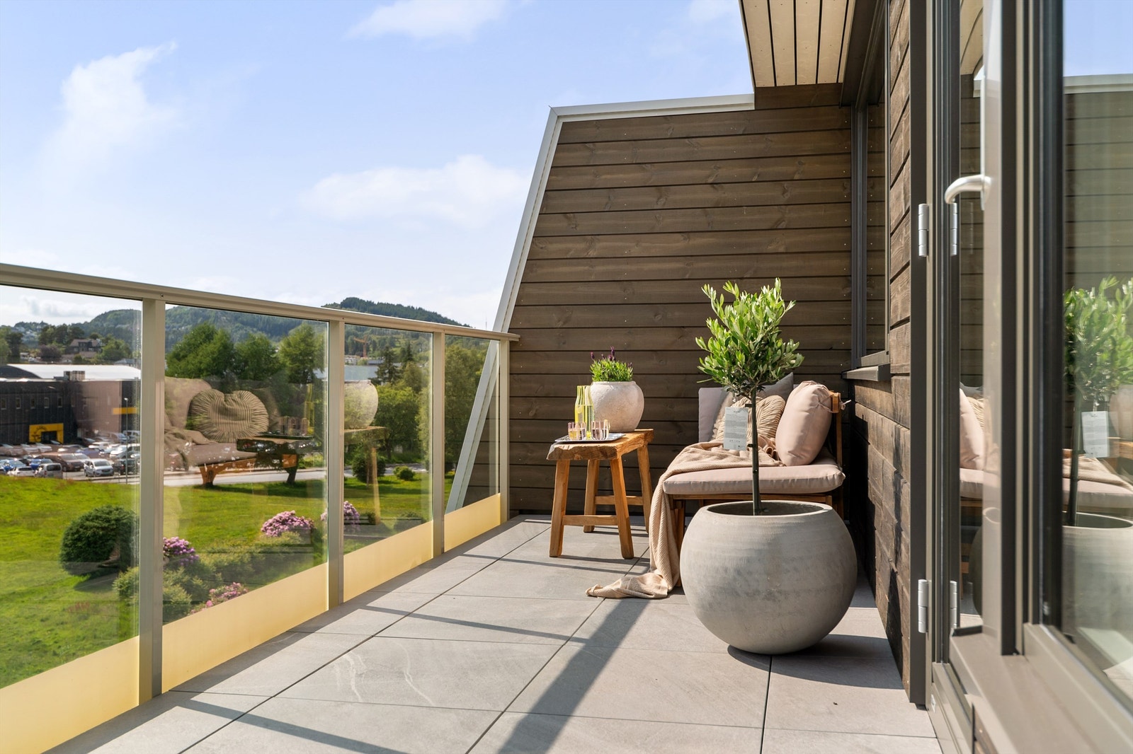 Meget solrik, sørvestvendt balkong med vidstrakt utsikt. Her kan man nyte stillheten og de naturskjønne omgivelsene Galleribilde