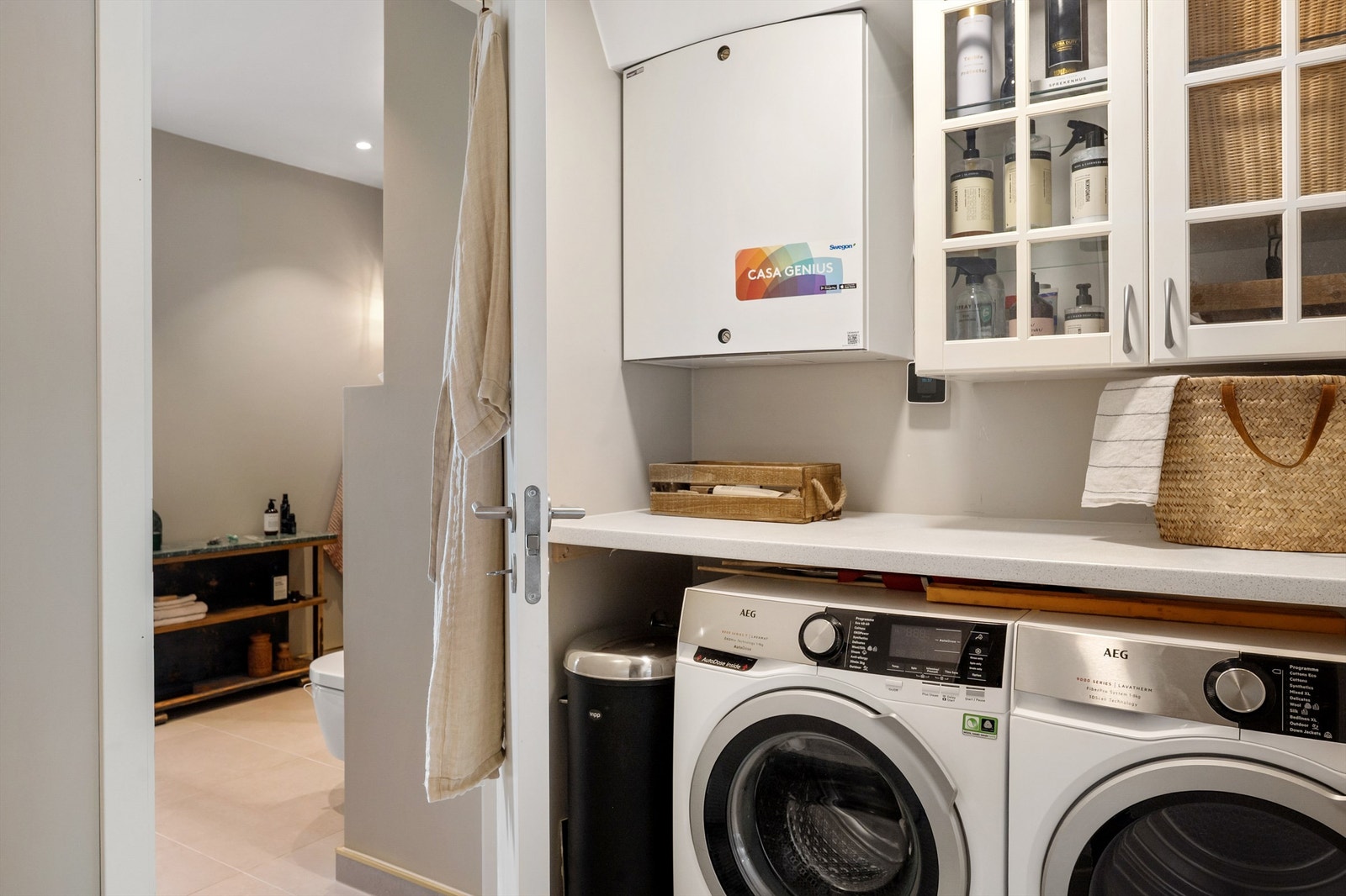 Praktisk, separat vaskerom med opplegg for vaskemaskin og tørketrommel, samt oppbevaringsplass Galleribilde