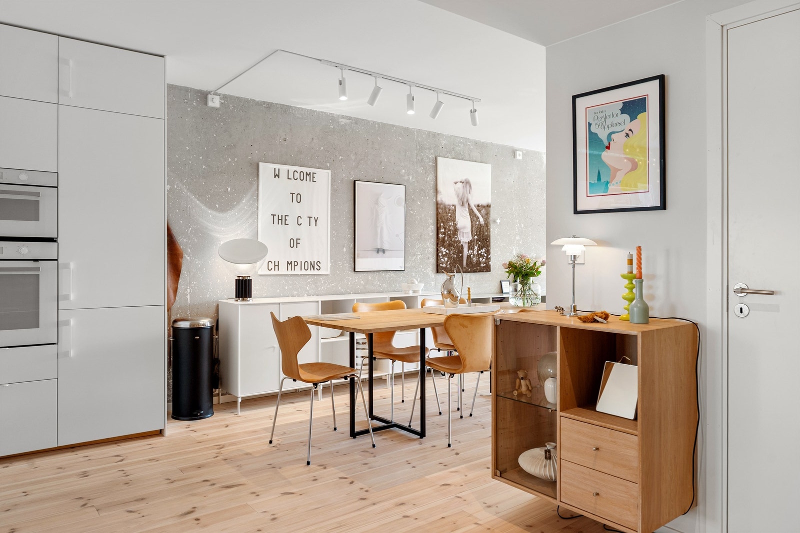 Stilsikker og elegant leilighet med en skandinavisk stil. God takhøyde- 247cm under tak. Galleribilde