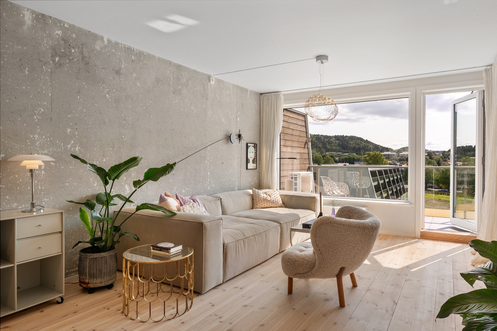 Stuen er lys og meget tiltalende med store vindusflater som lar lyset flomme inn i leiligheten. Boligen er gjennomgående og dette forsterker opplevelsen av luft og rom. Galleribilde