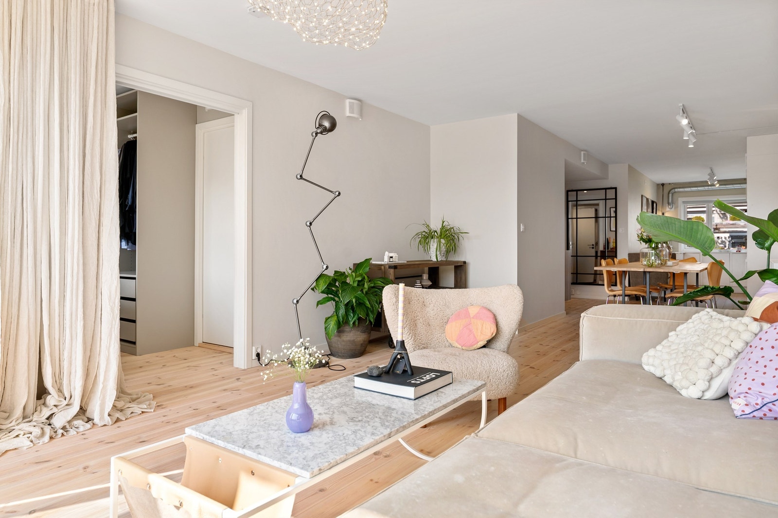 Leiligheten har eksklusive gulv- heltre, hvitoljet furugulv fra Moelven Galleribilde