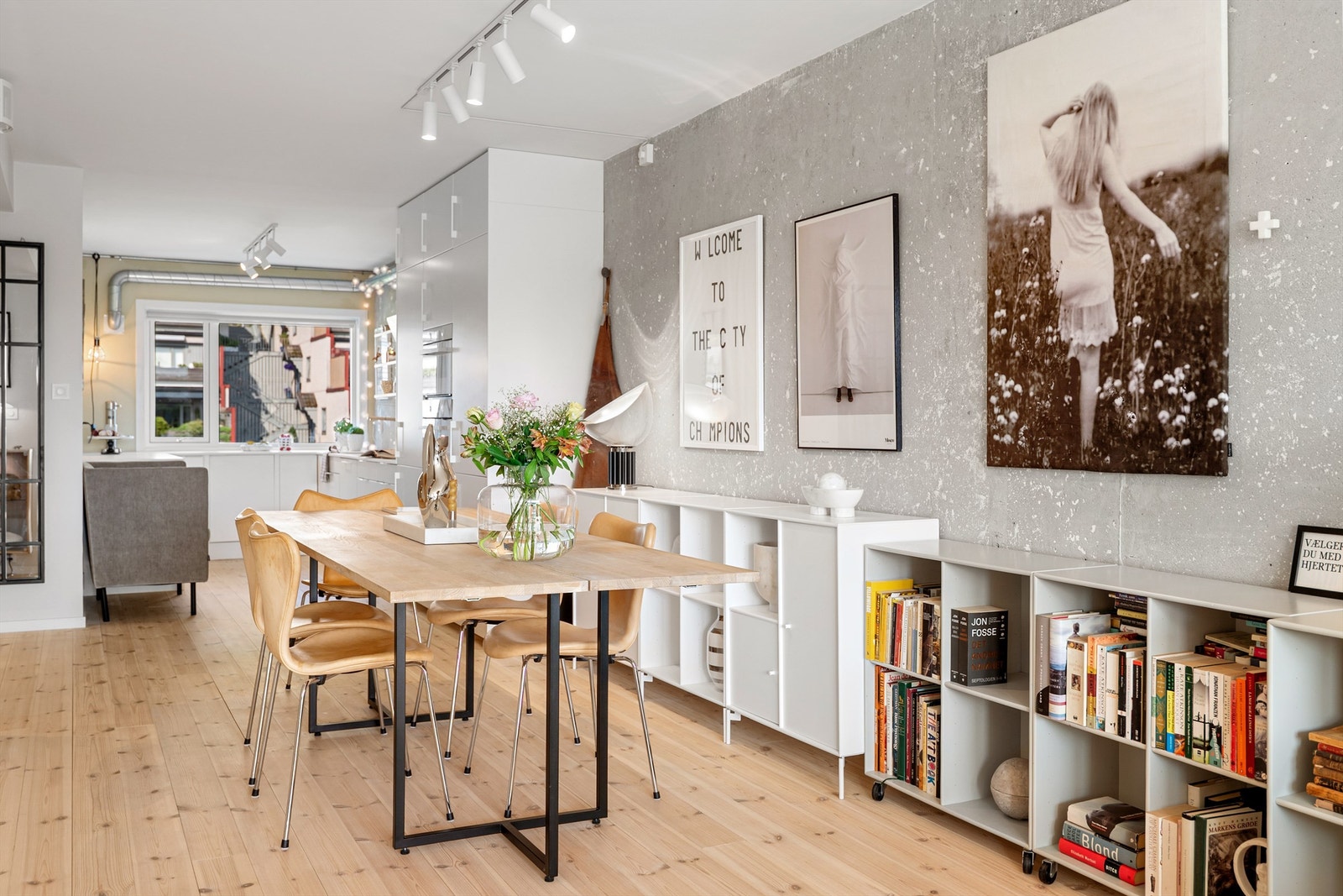 Spisestue pent plassert mellom kjøkken og stue Galleribilde