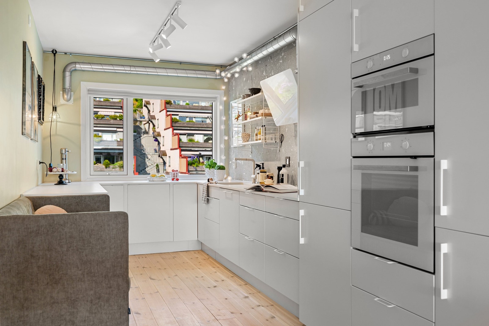 Den åpne planløsningen gjør matlagingen til en sosial aktivitet og serveringen svært enkel Galleribilde