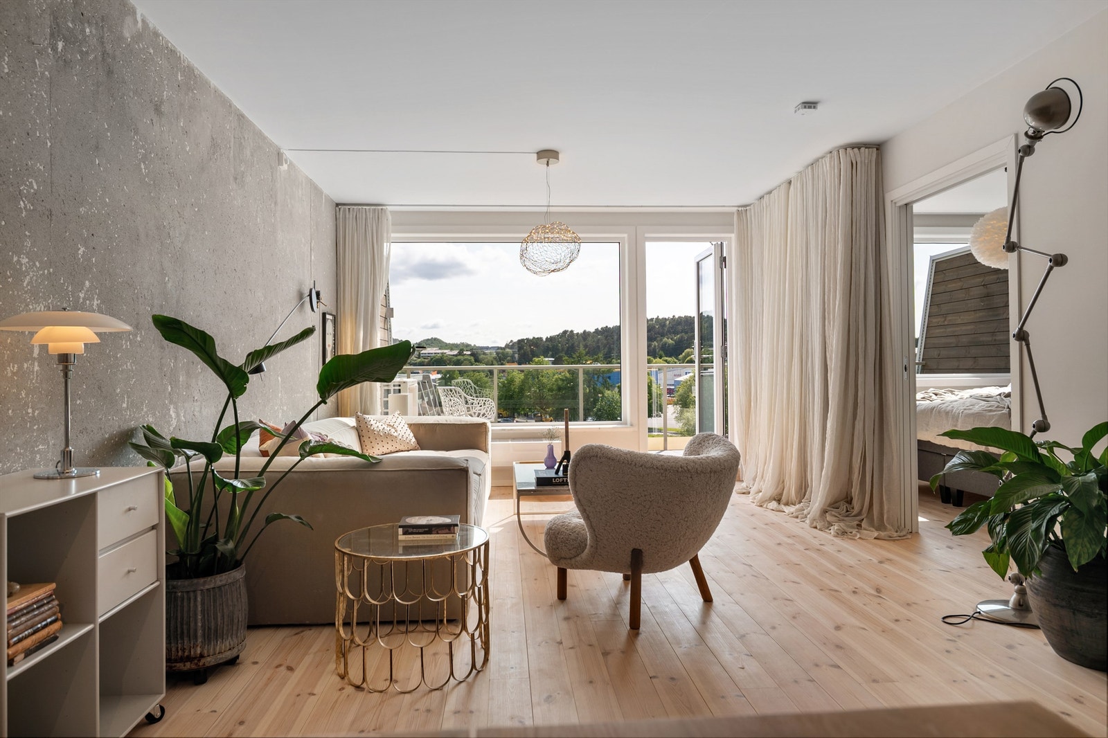 Gled deg over de solide kvalitetene i denne elegante, nyoppussede boligen! Galleribilde