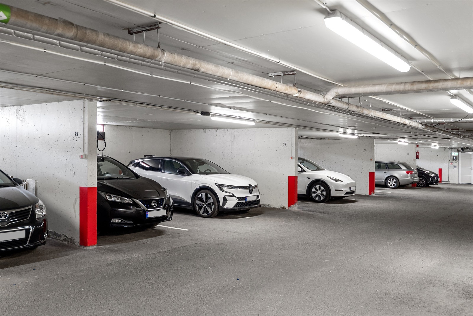 Boligen har fast parkering i lukket garasjeanlegg med elbillader Galleribilde