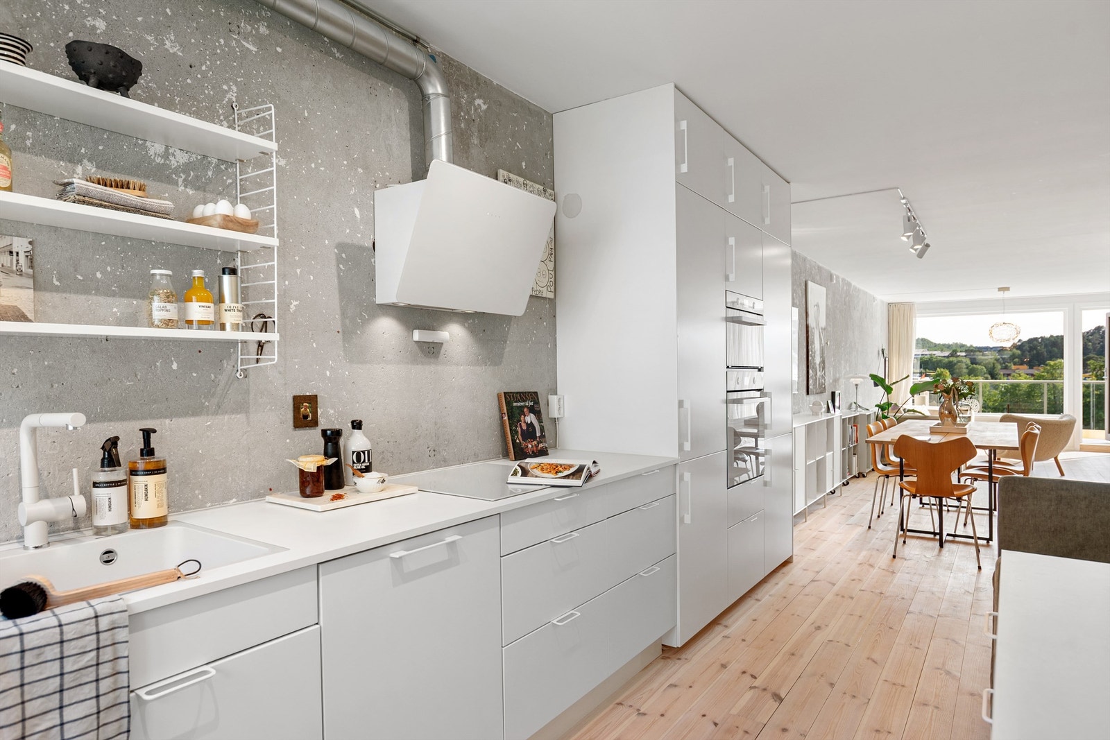 Svært god benk- og skapplass som gjør matlagingen enkel og trivelig Galleribilde