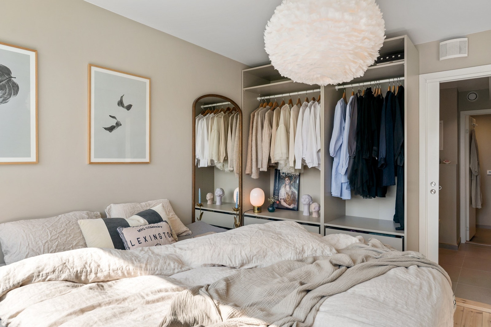 Fra hovedsoverommet er det skyvedør inn til bad og videre tilkomst til vaskerommet Galleribilde