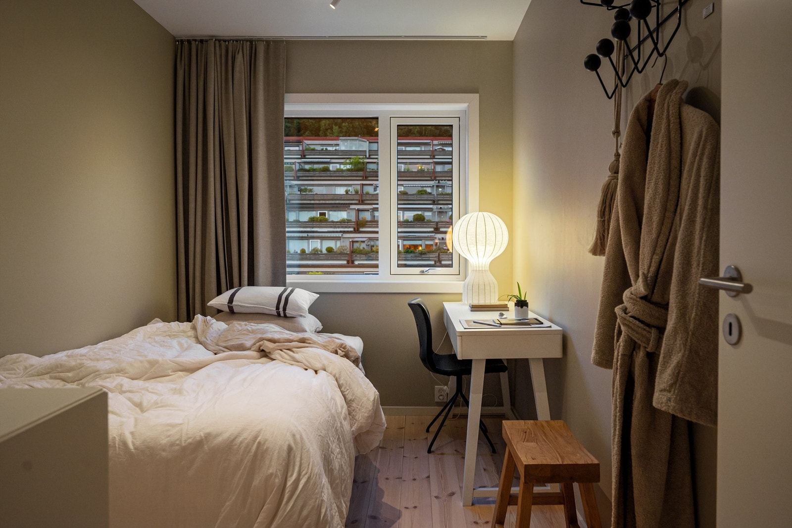 Soverom nummer 2 er også av god størrelse. Perfekt som barnerom eller gjesterom, valget er ditt! Galleribilde