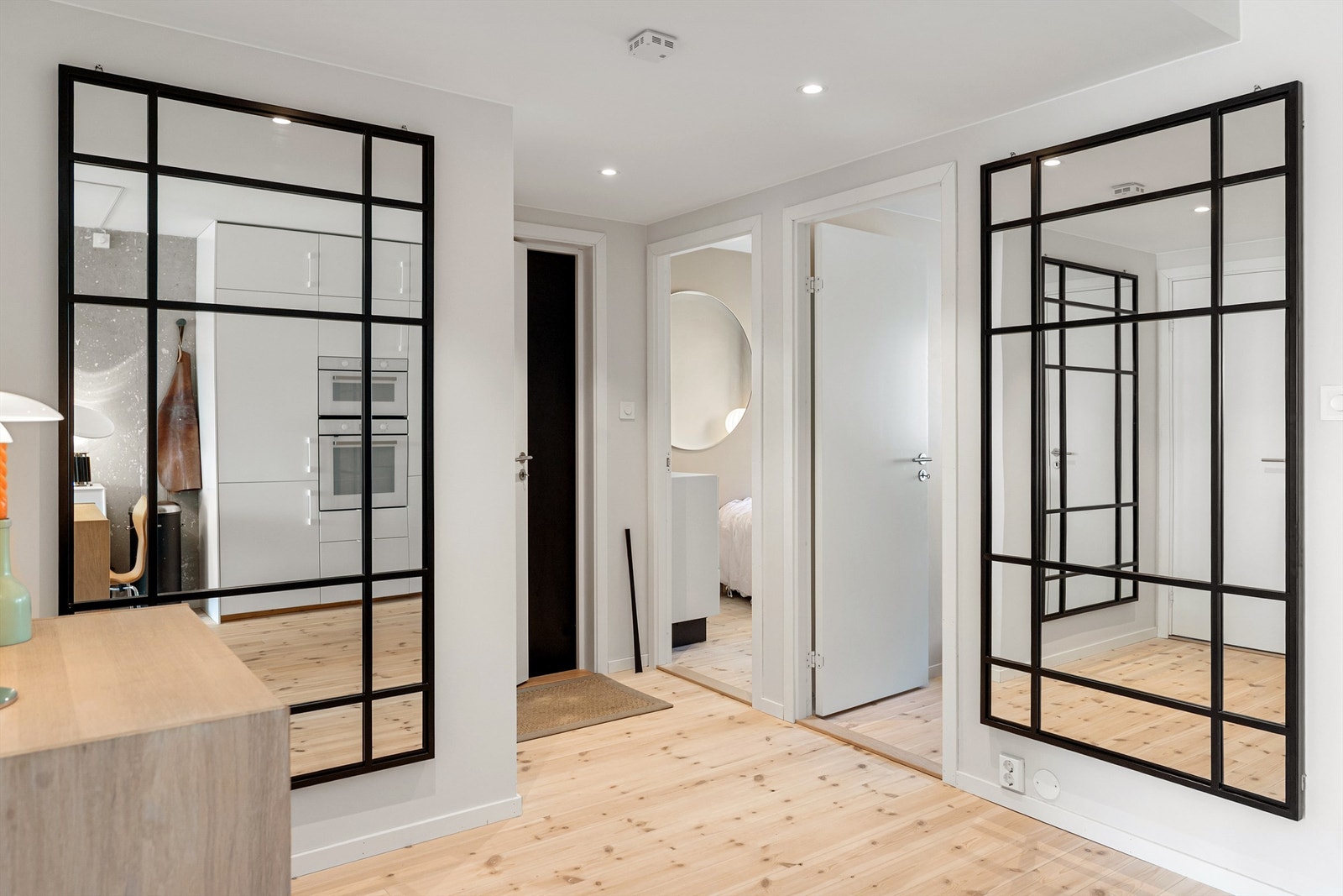 Fra entréen har man også tilkomst til soverom 2 og 3, samt wc og vaskerommet Galleribilde