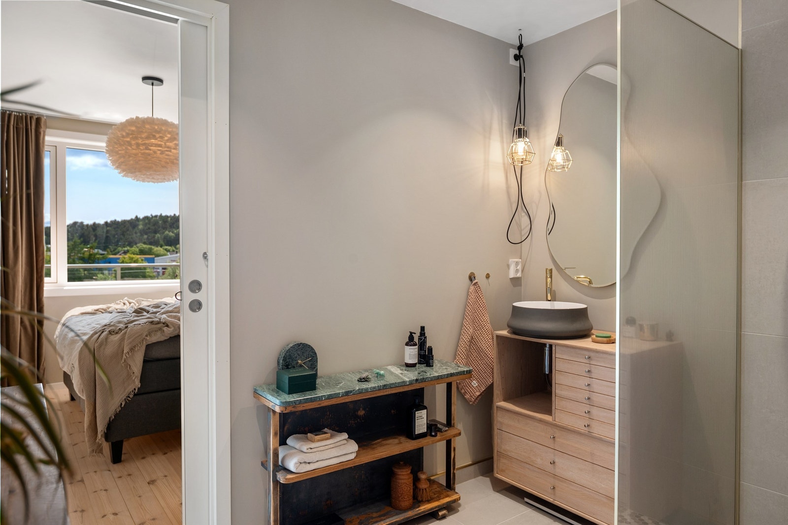 Badet har inngang via vaskerom eller via hovedsoverommet i boligen Galleribilde