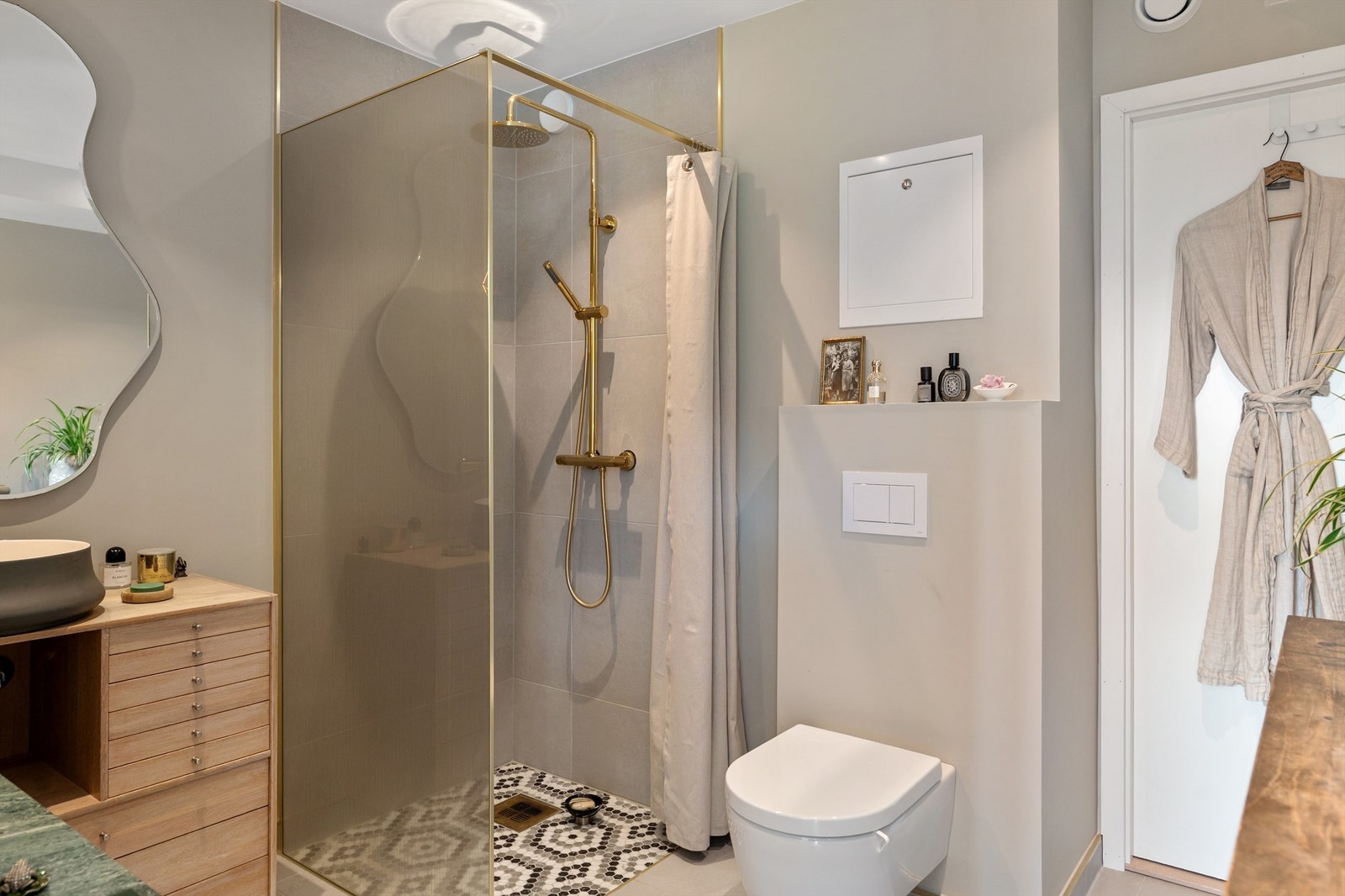 Et helt nydelig bad som står i stil til resten av boligens gjennomførte kvaliteter Galleribilde