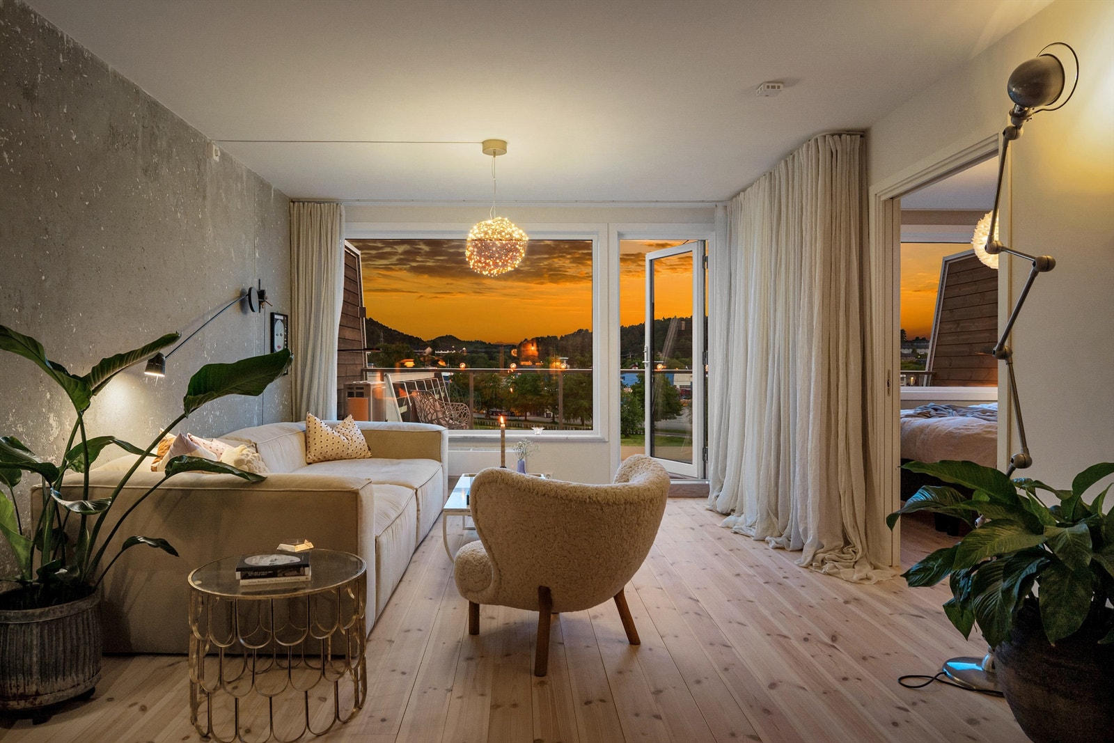 Fra stuen er det tilkomst til hovedsoverommet og den flotte balkongen Galleribilde