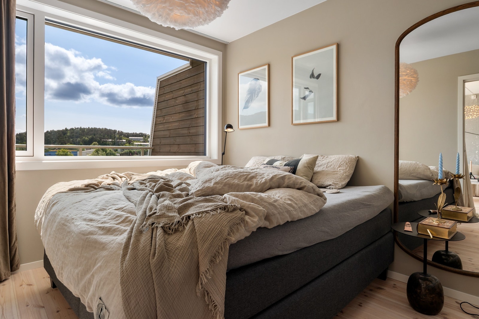 Leilighetens hovedsoverom! Malt i lune farger med god plass til både dobbeltseng og nattbord Galleribilde