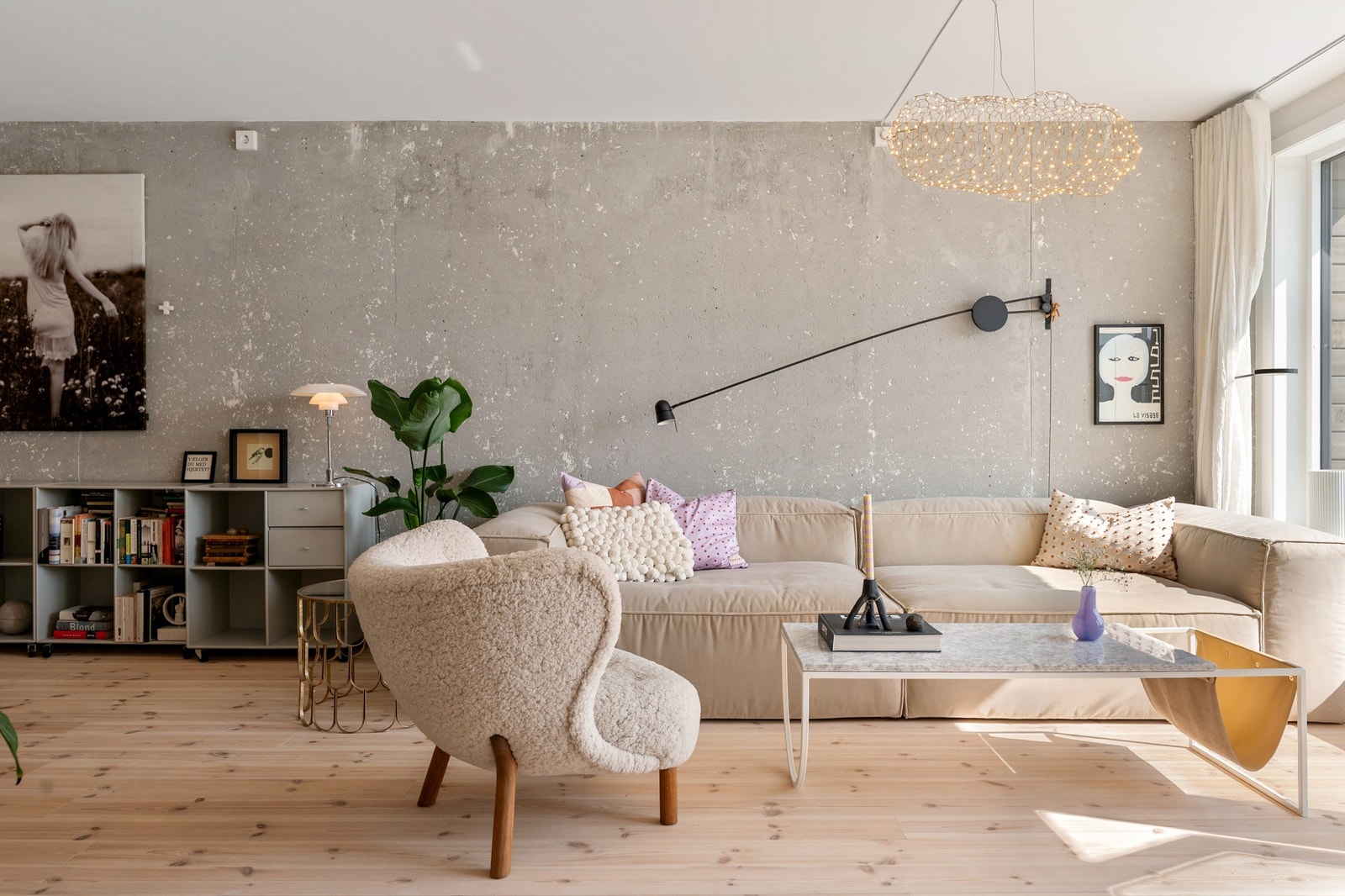 Leiligheten tilbyr en praktisk planløsning med meget romslig stue, åpen kjøkkenløsning, 3 gode soverom og vaskerom, bad + wc Galleribilde