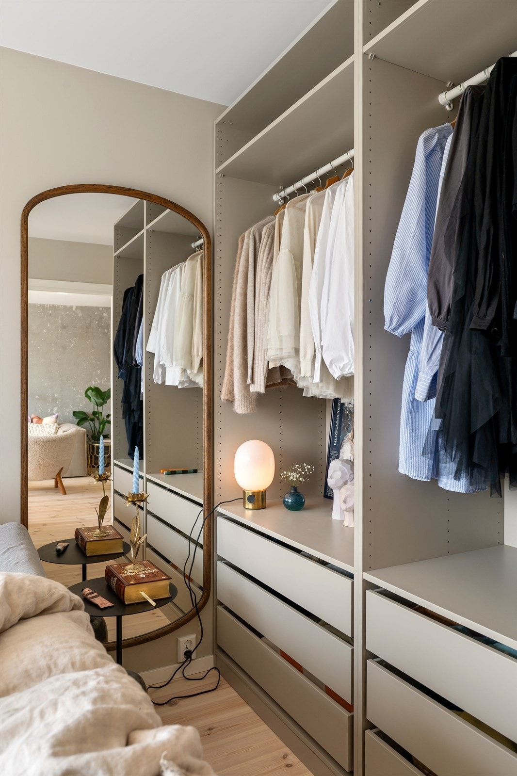 Luftig soverom som har rikelig med garderobeskap Galleribilde