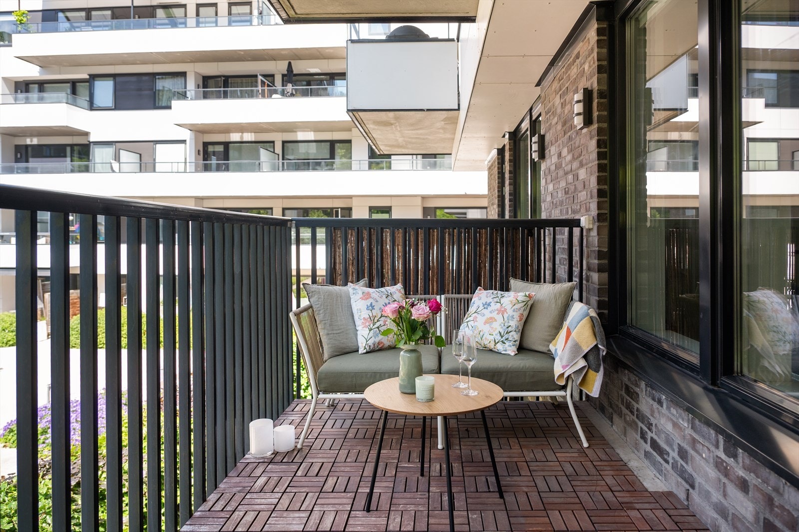 Det er plass til utemøbler, grill og grønne innslag - perfekt for late sommerdager og hyggelige kvelder utendørs. Galleribilde