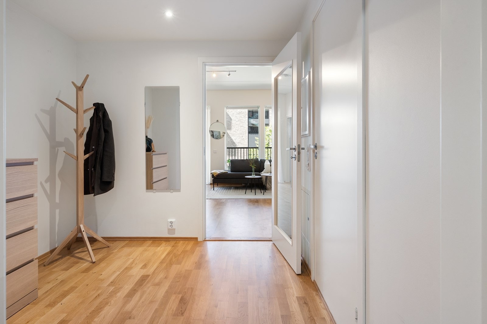 I gangen er det plass til både skohylle, kommode og knagger, i tillegg til et praktisk garderobeskap som gir god lagringsplass for yttertøy og småting om ønskelig. Galleribilde