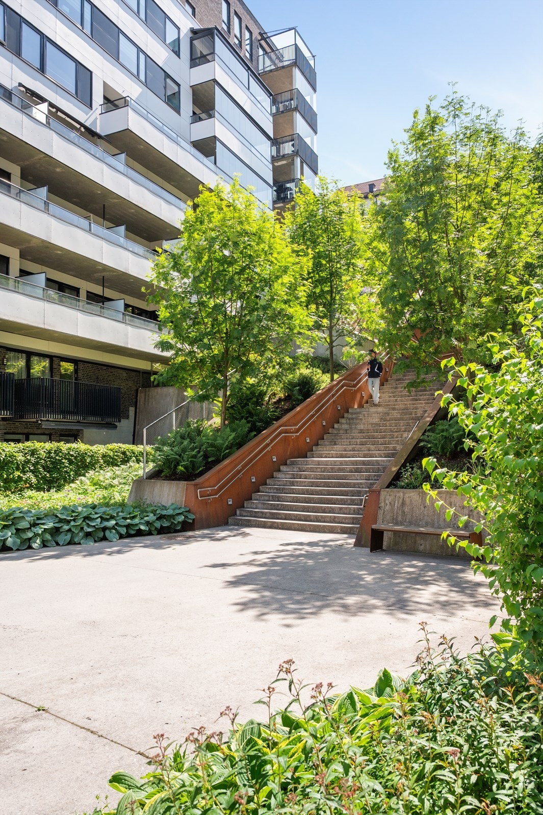 Utenfor blokken er det trapp opp til Konows gate med busstopp og hyppige bussavganger. Galleribilde