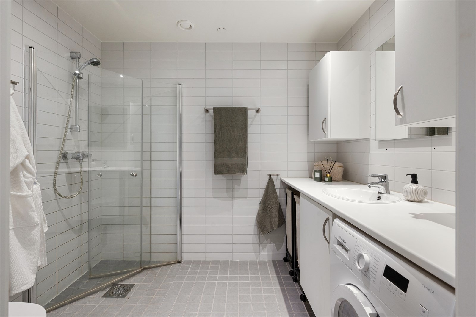 Pent baderom med flislagte vegger og gulv med elektrisk gulvvarme. Galleribilde