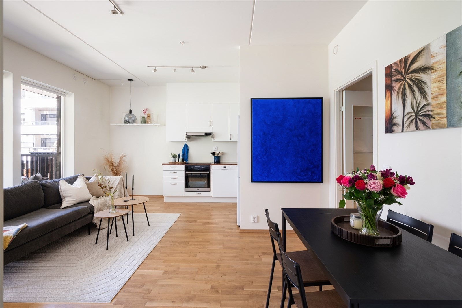 En funksjonell og lettmøblert stue. Galleribilde