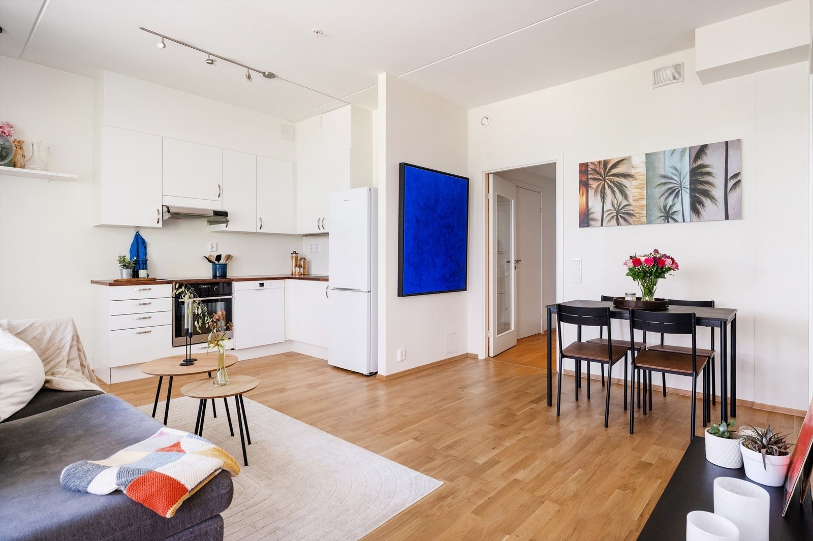 Den åpne planløsningen mot kjøkkenet gir en sosial og luftig romfølelse. Galleribilde