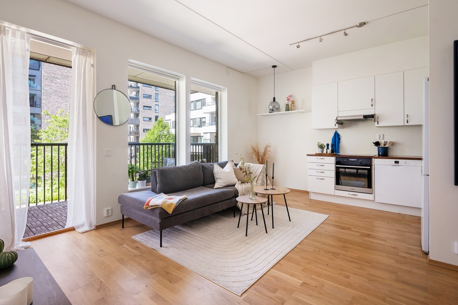 Stilren stue med 3-stavs eikeparkett og lyse overflater som gir en moderne og tidløs atmosfære. Galleribilde