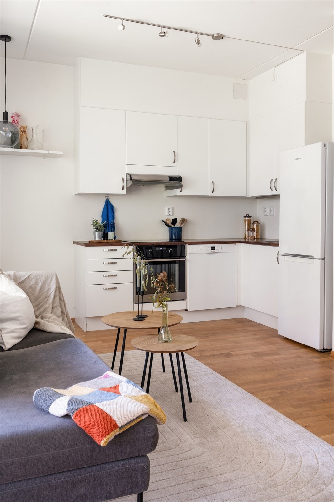 Hjørnekjøkken med lyse, glatte fronter og laminat benkeplate med nedfelt vaskekum. Galleribilde