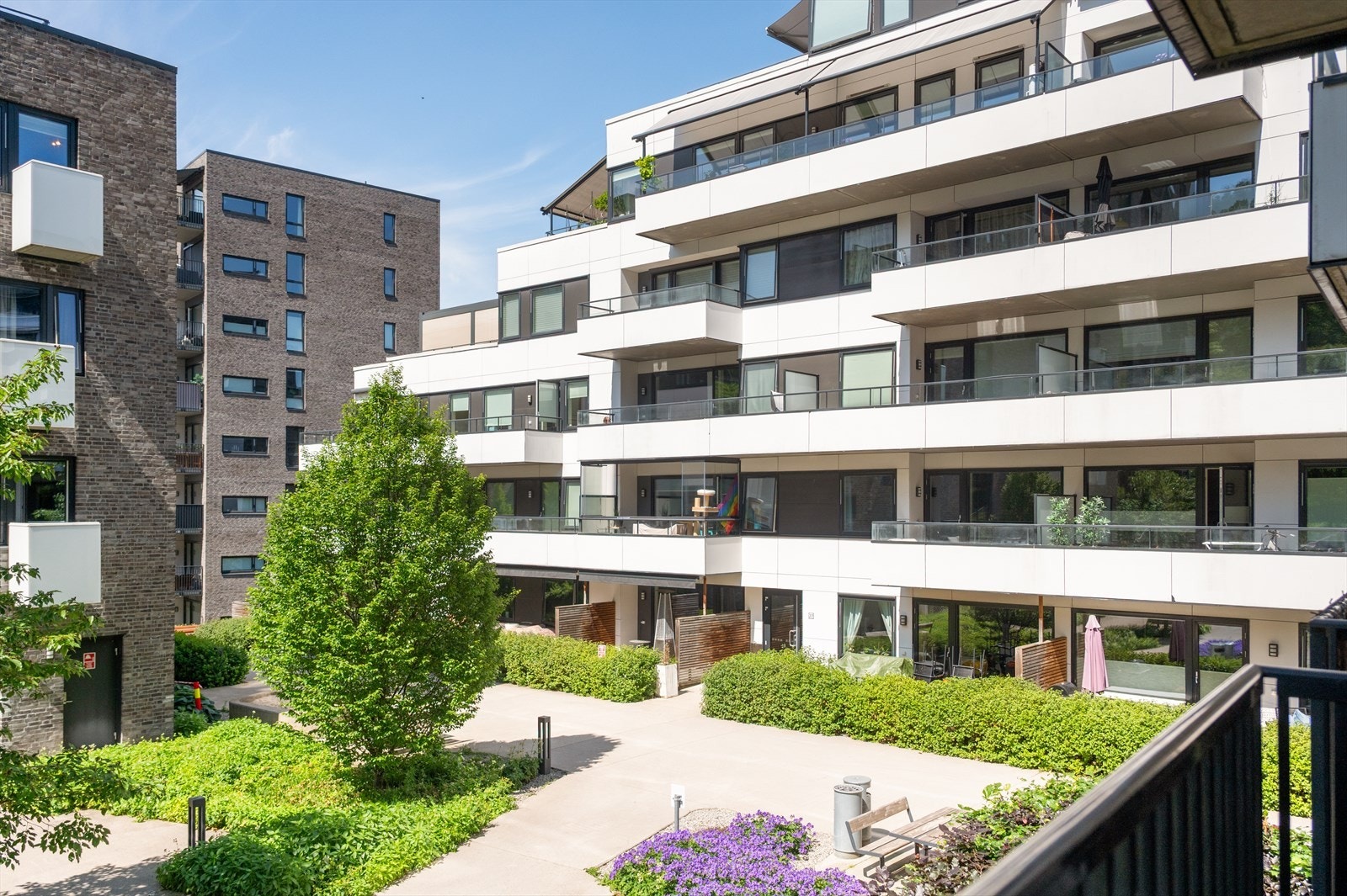 Balkongen vender ut mot et rolig fellesområde. Galleribilde