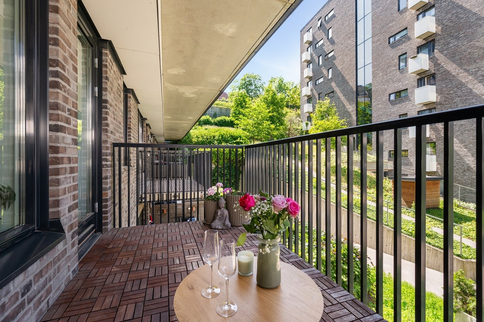 Balkongen fungerer som en naturlig forlengelse av oppholdsrommet på varme dager, og gir gode solforhold på ettermiddag og kveld. Galleribilde