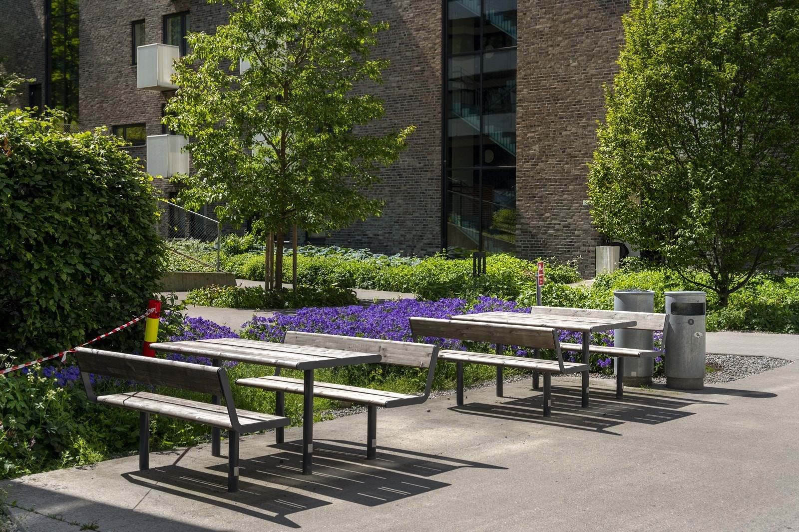 Fine uteområder med både sitteplasser og lekeområder. Galleribilde