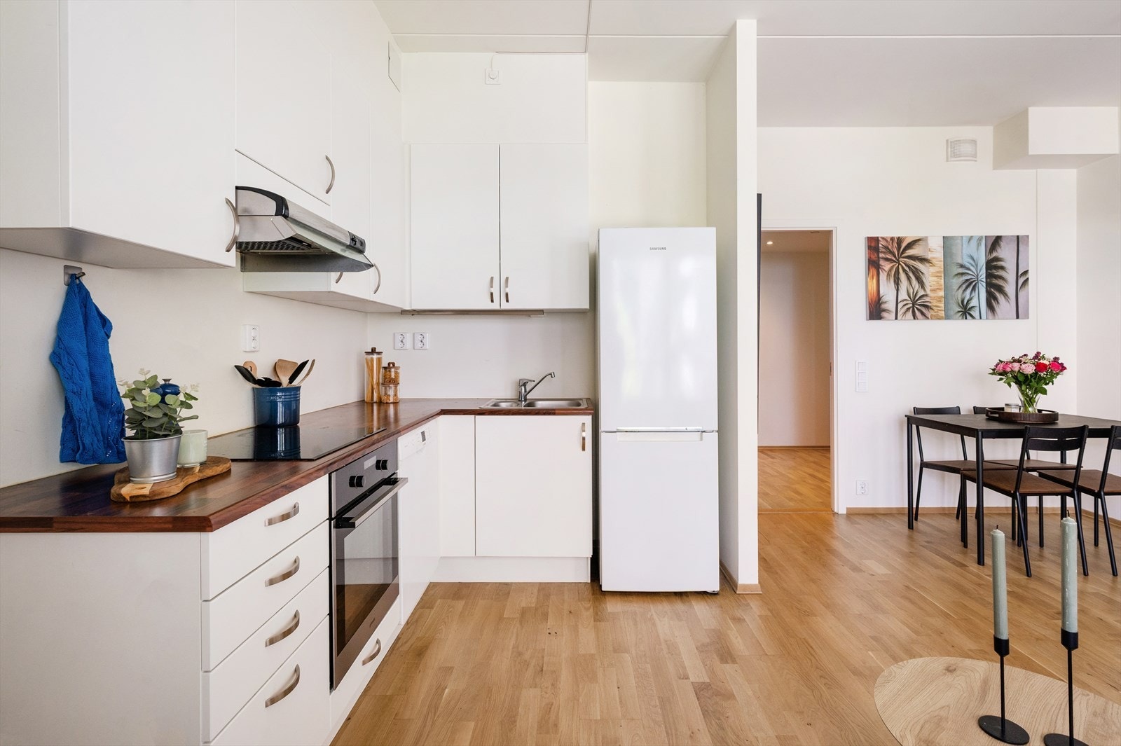 Kjøkkenet er utrustet med integrert stekeovn og platetopp, kjøkkenventilator, komfyrvakt og frittstående kjøleskap med fryser. Galleribilde