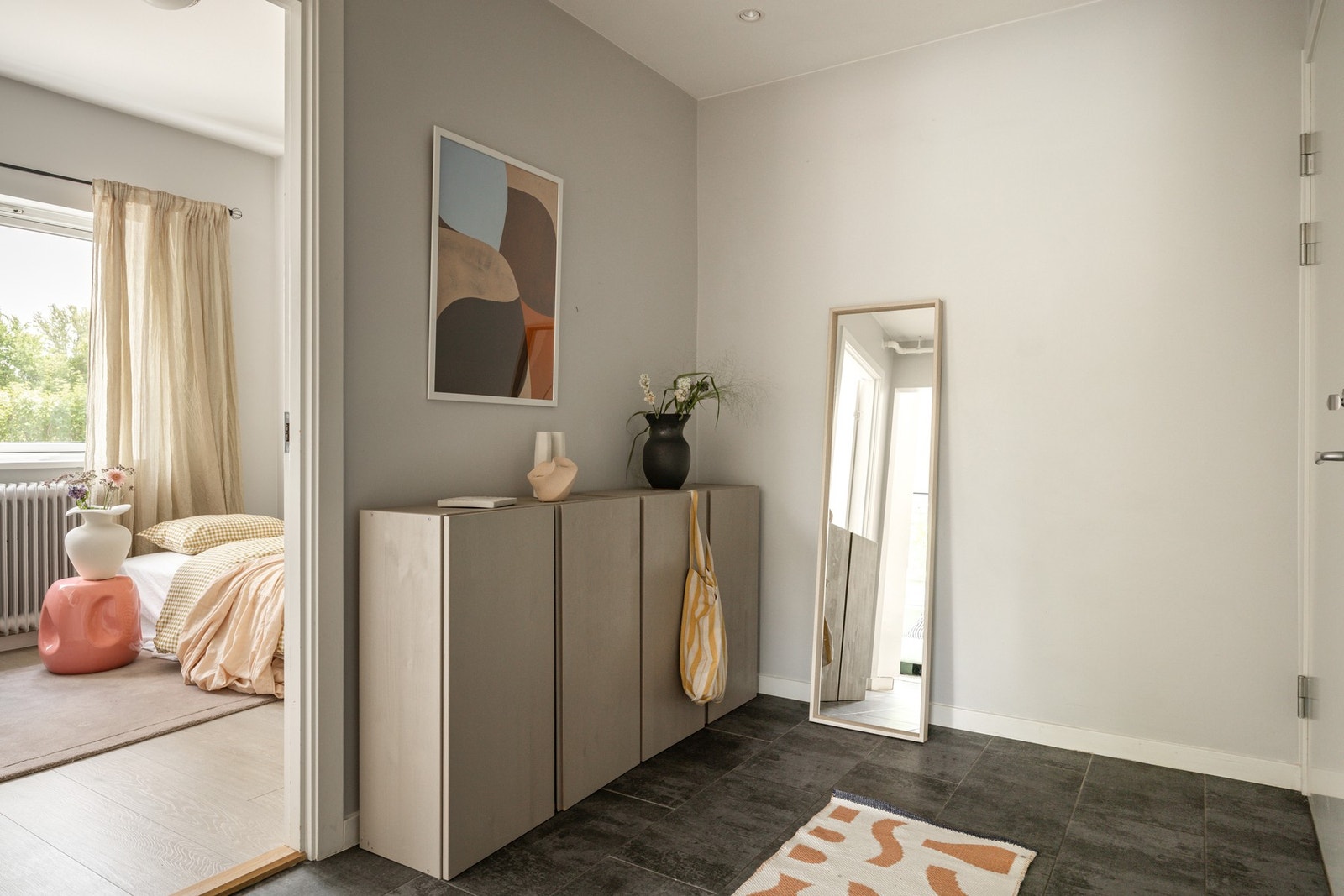 Romslig og innbydende entré med gulvfliser og plass til å henge fra seg yttertøy. Galleribilde