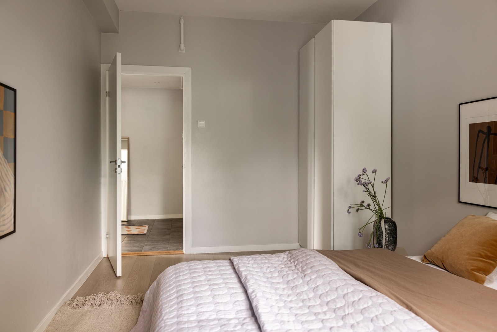 Godt med oppbevaringsplass i garderobeskap. Galleribilde