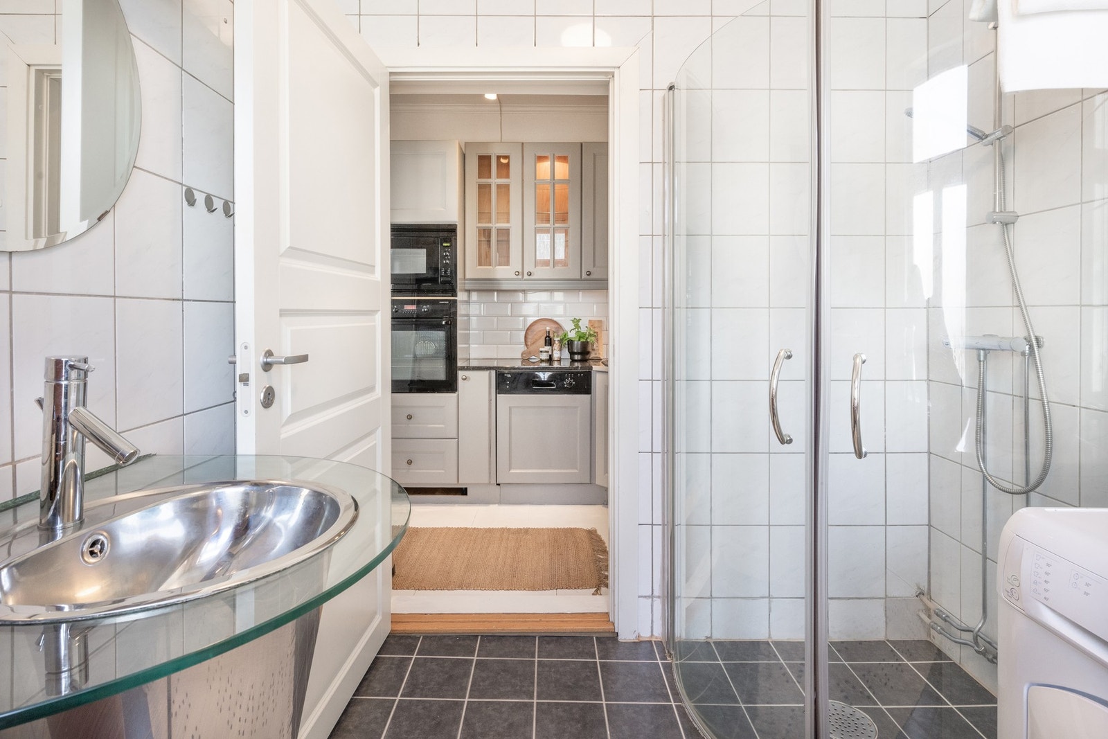 Det er i dag satt inn dusjkabinett på badet. Bildene i annonsen er hentet fra forrige salg Galleribilde